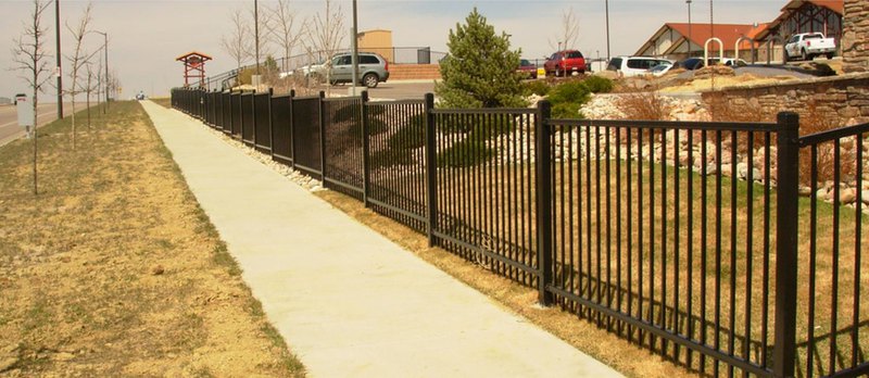 Online fence supply for outdoor metallic fences