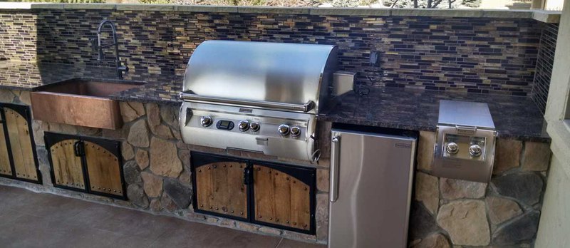 A finely designed patio and kitchen combo, all set up for an affordable outdoor kitchen cost