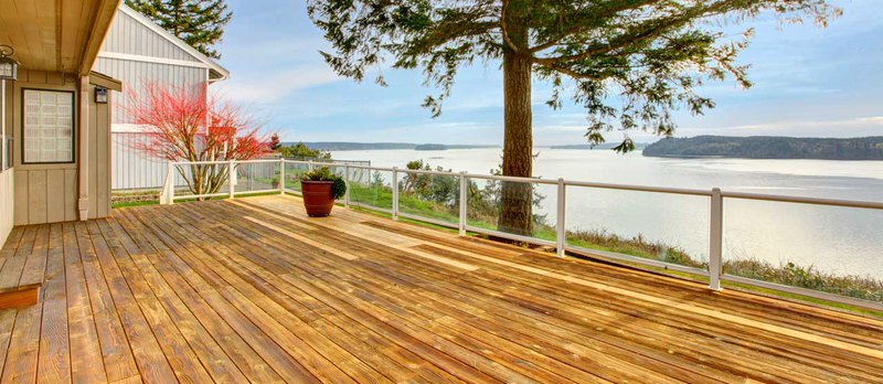 Glass outdoor deck railing ideas are perfect for houses located on a beach or near a lake.