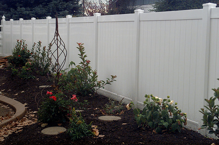 Wholesale vinyl fencing; a white outdoor fence